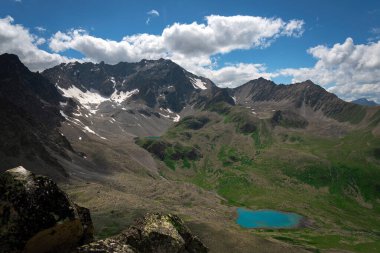 Teberda doğa rezervinin Mukhinsky vadisindeki Alp gölleri, Kafkaslar, Rusya