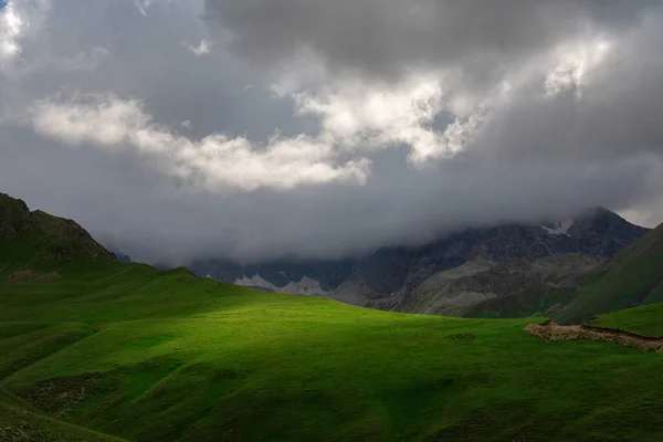 Łąka Alpejska Pokryta Zieloną Trawą Pod Gęstymi Chmurami Rezerwacie Przyrody — Zdjęcie stockowe