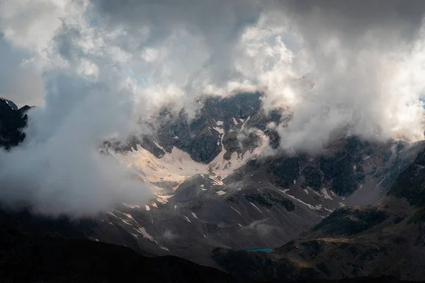 高山的岩石坡 笼罩在浓密的云彩之中 Teberda自然保护区Mukhiskiy峡谷的Mark山 — 图库照片