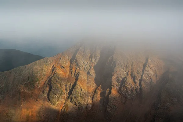 Texturované Drsné Skalnaté Úbočí Mrakem Večerním Slunci — Stock fotografie