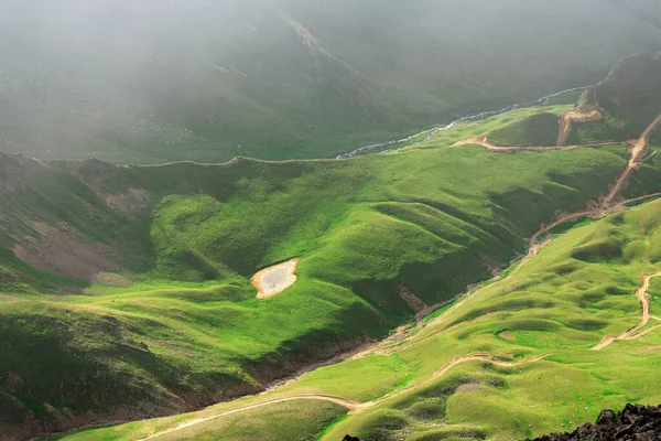 초원과 태양에 조명되는 호수가 Mukhinskoe Gorge Teberda — 스톡 사진