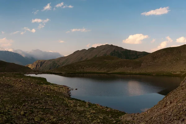 Teberda Biyosfer Rezervinin Mukhinsky Vadisindeki Yüksek Dağ Gölü Shobaidak — Stok fotoğraf