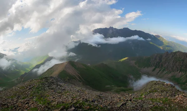Szczyty Górskie Wąwóz Górski Pokryte Chmurami Wieczorem Teberdinsky Rezerwacie Przyrody — Zdjęcie stockowe
