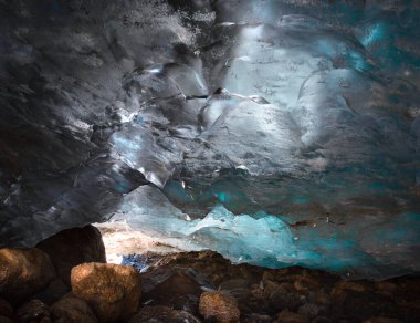 Dombai, Kafkasya 'daki Alibek dağının içindeki buz mağarası.