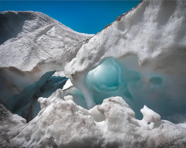 山の氷河の洞窟の中に青い氷 ドムベイのアリベク2020年8月 — ストック写真