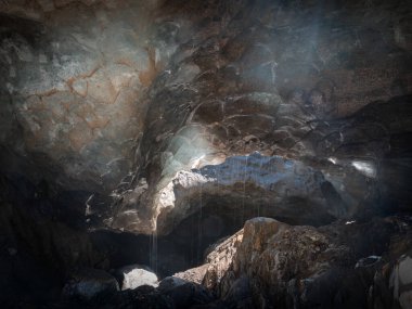 Alibek buzulunda akan su akıntıları olan bir dağ buzulu mağarası.