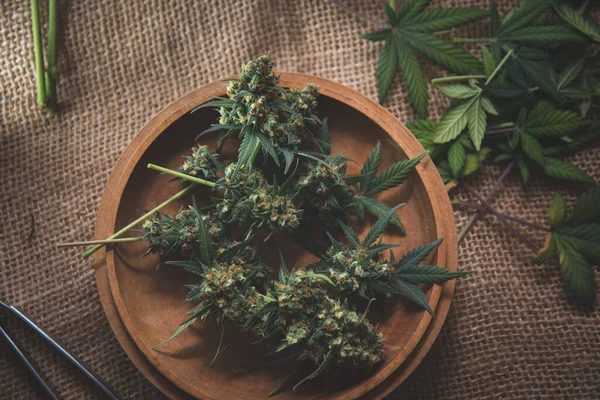 Beskurna Cannabisknoppar Och Blad Träplattor Bordets Tygyta — Stockfoto