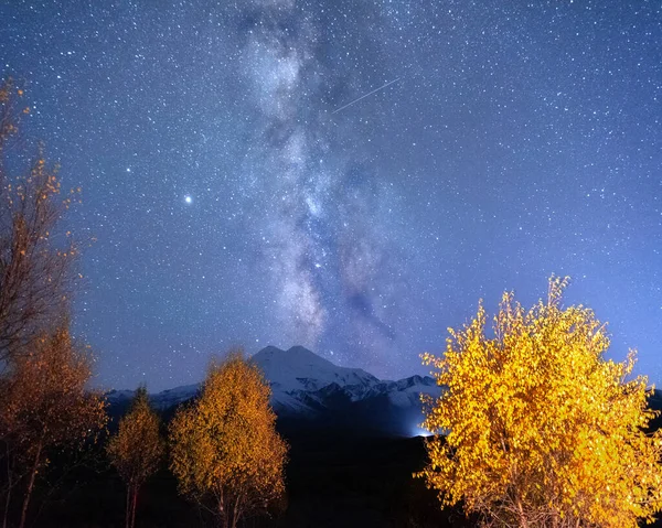 Vía Láctea Sobre Monte Elbrus Naranjos Otoñales Paisaje Nocturno Otoñal — Foto de Stock