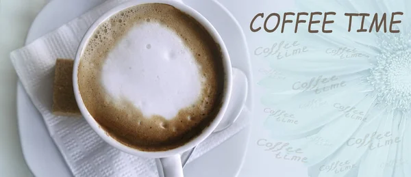 Cappuccino Café Uma Xícara Branca Guardanapo Branco Pires Lugar Para — Fotografia de Stock