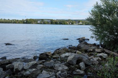 Nehir kıyısında büyük taşlar. Doğa.