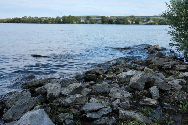 Duże Kamienie Brzegu Rzeki Natura — Zdjęcie stockowe