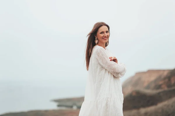 Mulher Sonhadora Vestido Branco Atingindo Topo Montanha Desfrutar Vento Mulher Imagem De Stock