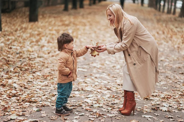 Sonbahar parkında oğluyla sarışın anne, sonbahar sezonu.
