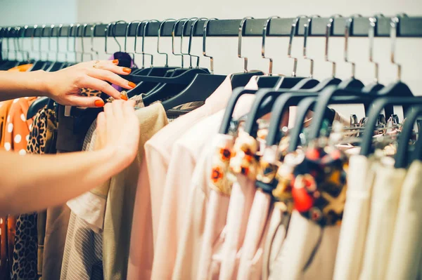 Fechar Mãos Mulher Fazer Escolha Roupas Coloridas Prateleiras Uma Boutique — Fotografia de Stock