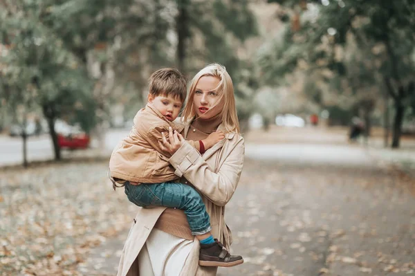 Mãe Loira Segurando Mãos Seu Filho Parque Outono Temporada Outono Fotografia De Stock