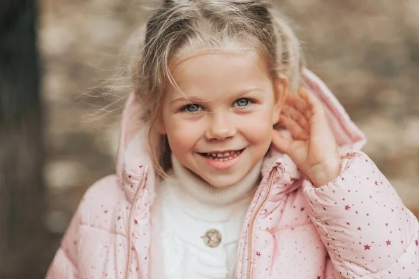 Menina Branca Sorrindo Olhando Para Câmera Parque Outono Temporada Outono Imagens Royalty-Free