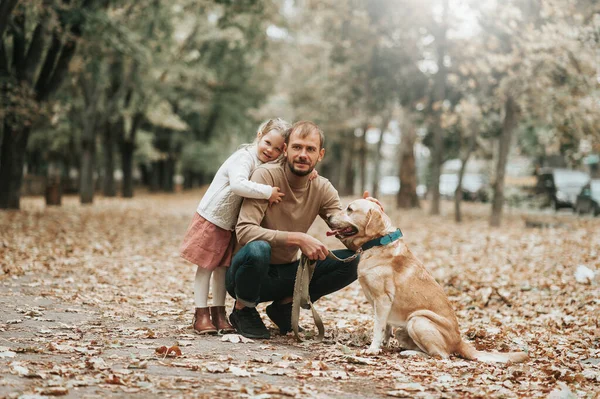 Μπαμπάς Την Κόρη Και Σκυλί Στο Πάρκο Φθινόπωρο Εποχή Του Royalty Free Φωτογραφίες Αρχείου