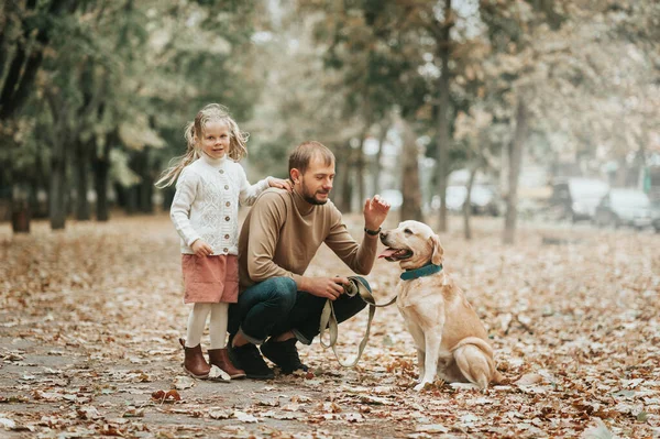 Pai Com Filha Cachorro Parque Outono Temporada Outono Imagem De Stock