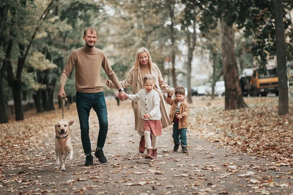 Família Caucasiana Feliz Andando Parque Outono Mãe Pai Filho Filha Fotografia De Stock