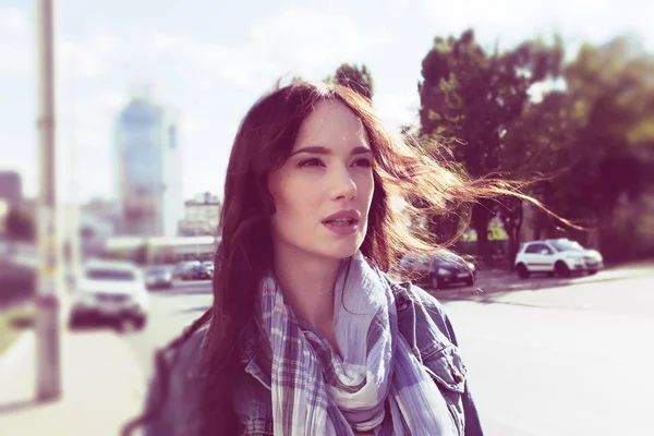 Straat portret van een jonge vrouw in de wind — Stockfoto