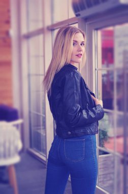 Rahat kafede poz güzel sarışın genç kadın.