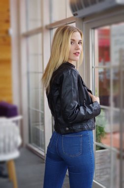 Rahat kafede poz güzel sarışın genç kadın.