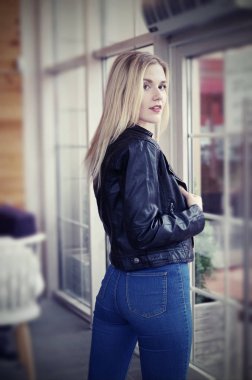 Rahat kafede poz güzel sarışın genç kadın.