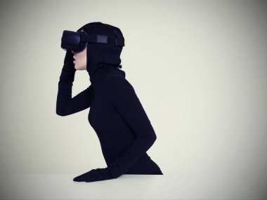VR kulaklık poz kadın