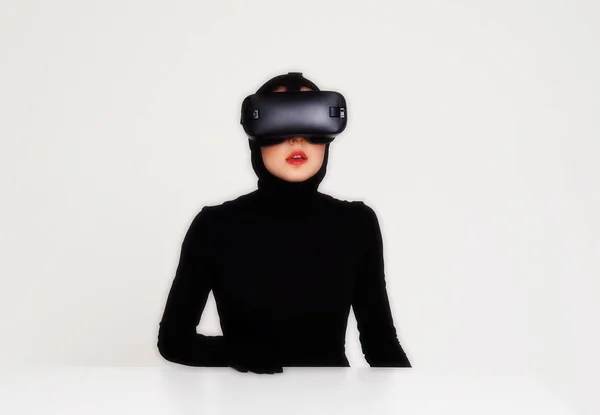 Frau im vr-Headset - neues High-Tech-Gadget — Stockfoto
