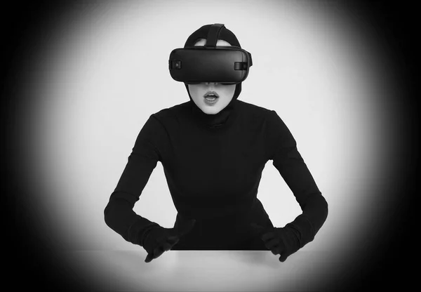 女孩在 Vr 耳机体验虚拟现实 — 图库照片