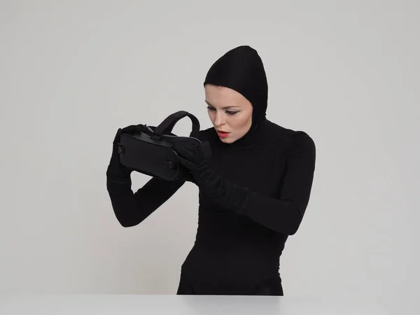 Femeia care inspectează căștile VR — Fotografie, imagine de stoc