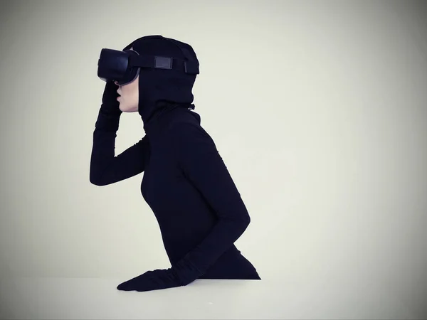Nainen poseeraa VR kuulokkeet — kuvapankkivalokuva