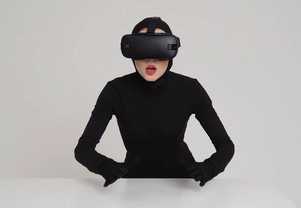 Mädchen im vr-Headset erleben die virtuelle Realität — Stockfoto