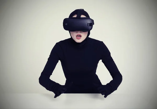 Meisje in Vr headset ervaring de virtual reality — Stockfoto