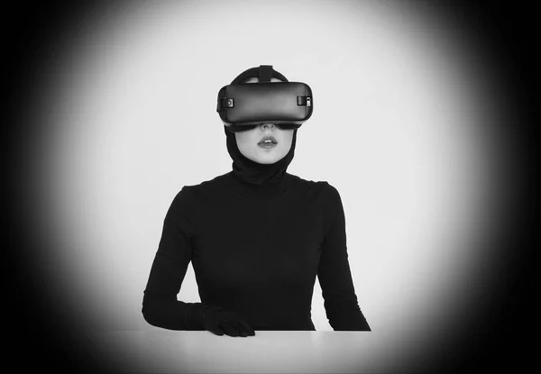 Nainen VR kuulokkeet - uusi hi-tech gadget — kuvapankkivalokuva