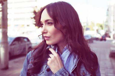 Güzel genç kadın yürüyor