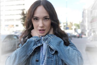 Güzel genç kadın yürüyor