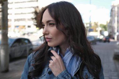 Güzel genç kadın yürüyor