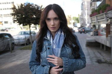 Güzel genç kadın yürüyor