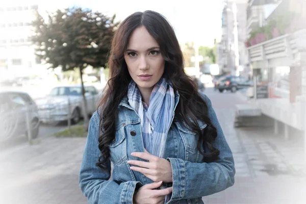 Güzel genç kadın yürüyor