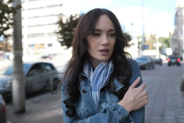 Mooie jonge vrouw loopt — Stockfoto