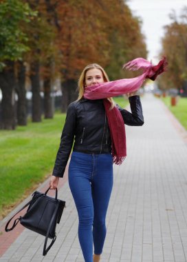 Güzel sarışın kız alışveriş yürüyor