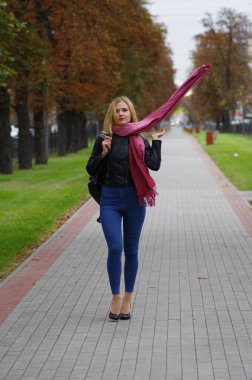 Güzel sarışın kız alışveriş yürüyor