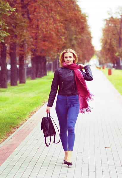 Güzel sarışın kız alışveriş yürüyor