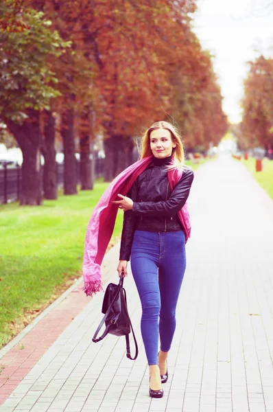 Hermosa chica rubia está caminando por el centro comercial — Foto de Stock