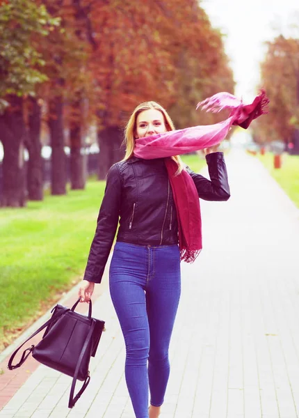 아름 다운 금발의 여자 쇼핑몰 따라 걷으십시오 — 스톡 사진