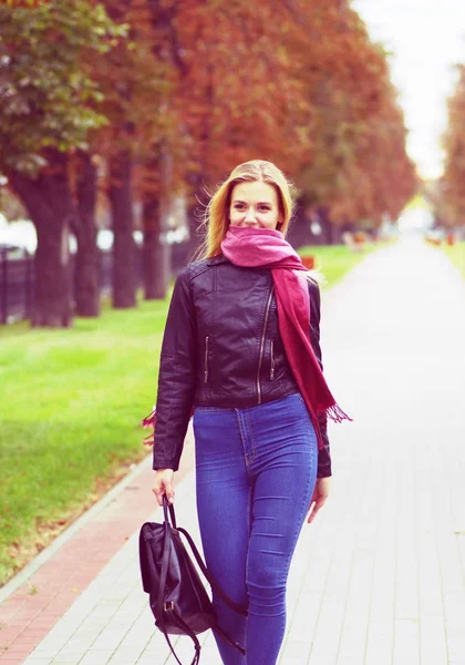 Güzel sarışın kız alışveriş yürüyor