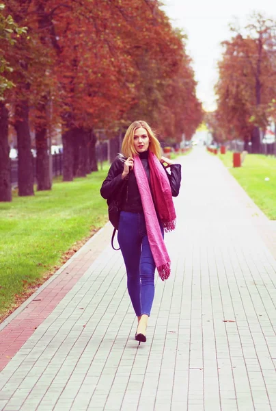 Güzel sarışın kız alışveriş yürüyor