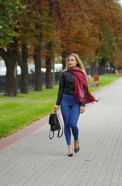 Hermosa chica rubia está caminando por el centro comercial — Foto de Stock