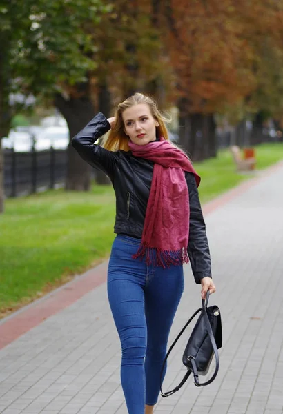 Güzel sarışın kız alışveriş yürüyor